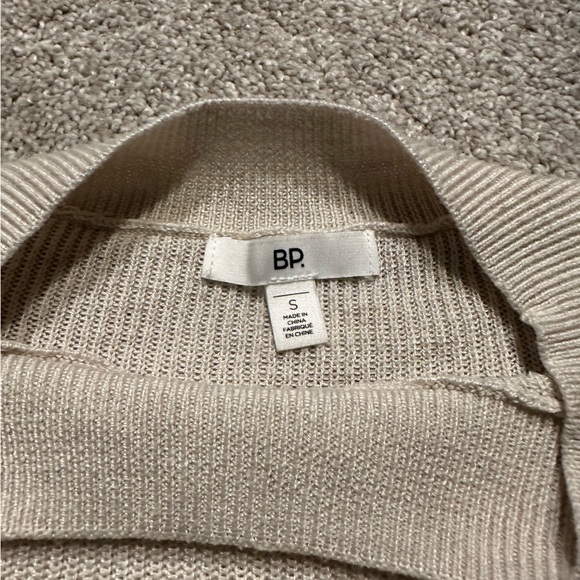 Tan colored soft, cozy, lightweight sweater in Women’s SMALL - Picture 3 of 8
